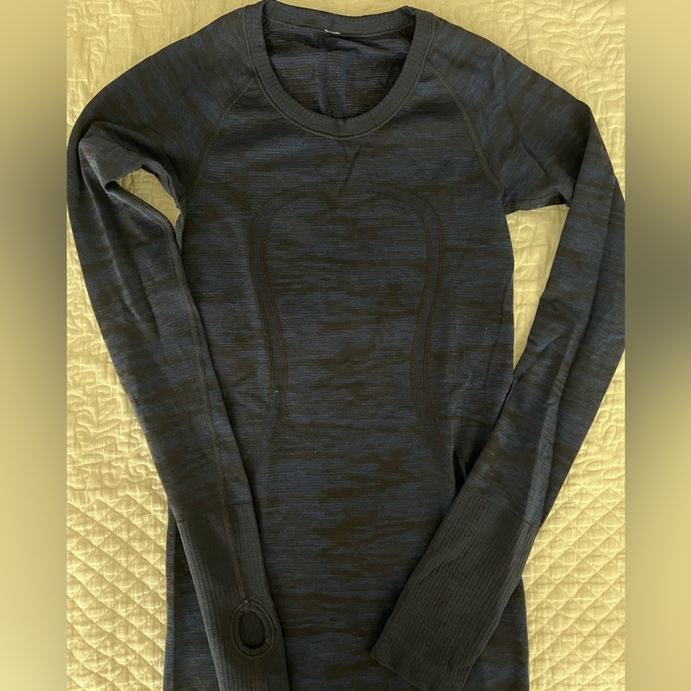 Lululemon long sleeve top in navy/black print. Only worn once!